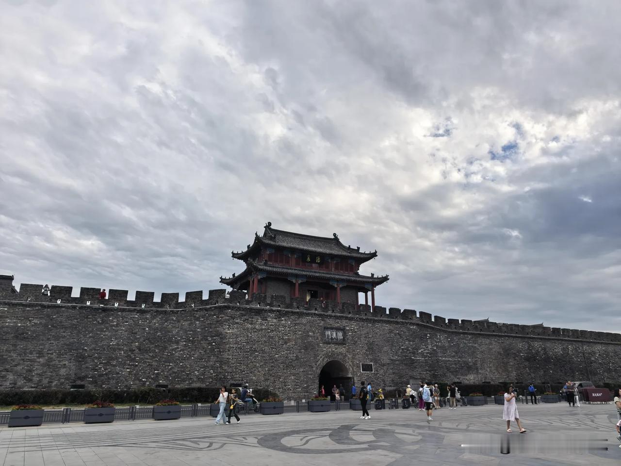 襄阳古城小北门重新改造了，还多了一艘趸船。据说湖北省旅游大会马上开幕，这两天会接