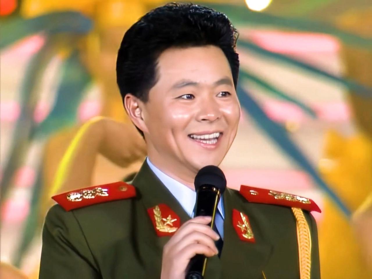 2008年，王宏伟四十岁。彼时的他，九登春晚，一首《西部放歌》唱遍大江南北，在总
