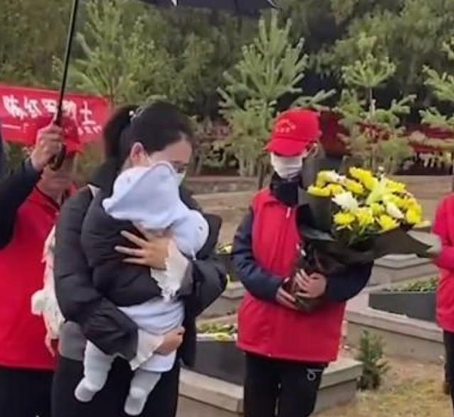 陈红军烈士遗孀肖嵌文抱幼子小红军祭夫，兰州全城最高礼仪护航：山河无恙，有人替你守
