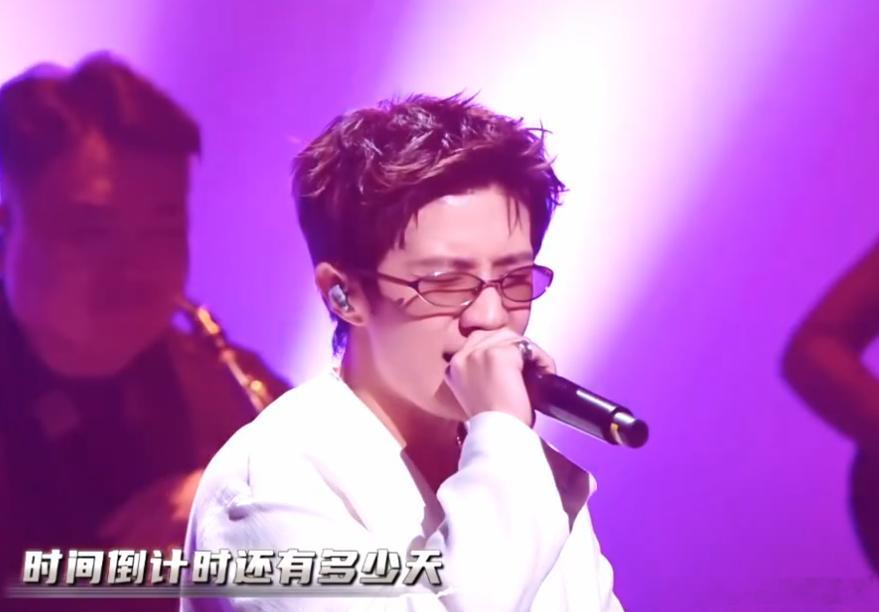 王一珩夏地夏地舞台听觉双重享受王一珩演绎夏地夏地舞台尽显魅力，舒展唱腔自带感染力