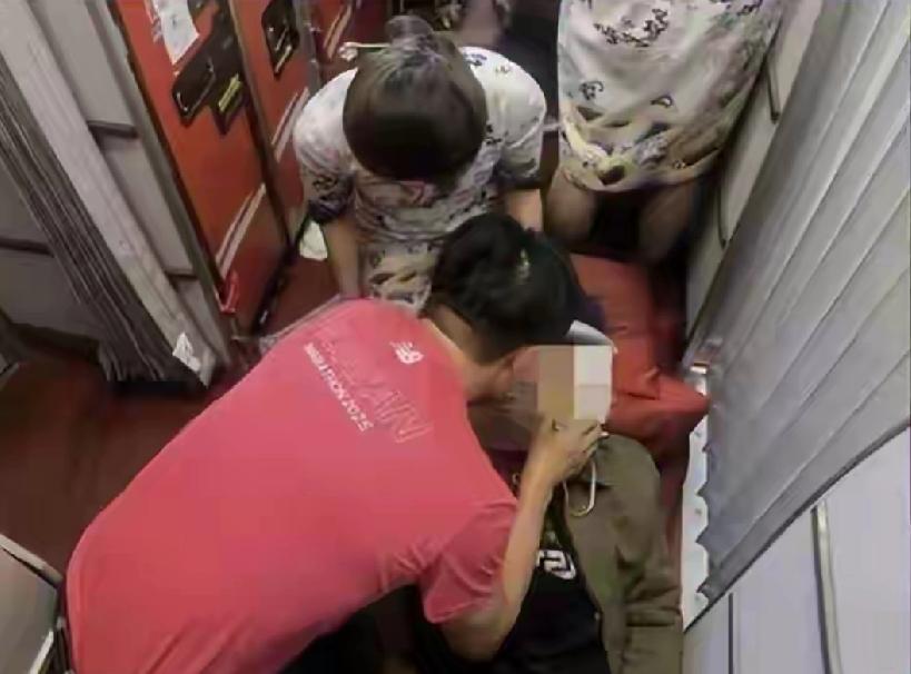 福州男子术后坐飞机，因败血症在飞机上身亡，9万元赔偿引发争议。
李先生，是福建福