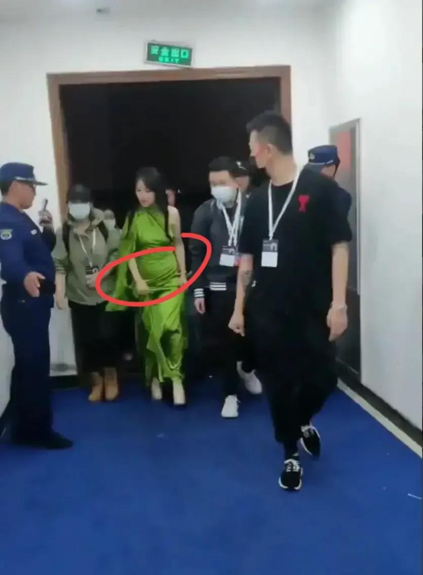 52岁杨钰莹爆出大瓜，小腹隆起被指怀孕[捂脸]

5月23日，甜歌皇后杨钰莹突然