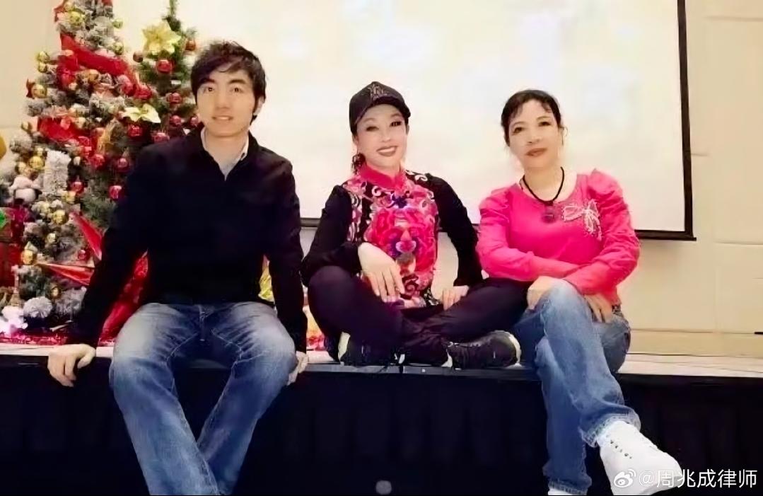 刘晓庆这回真是被气炸了！刚刚辟谣完自己的“死讯”，转头就把矛头直指亲外甥，说造谣