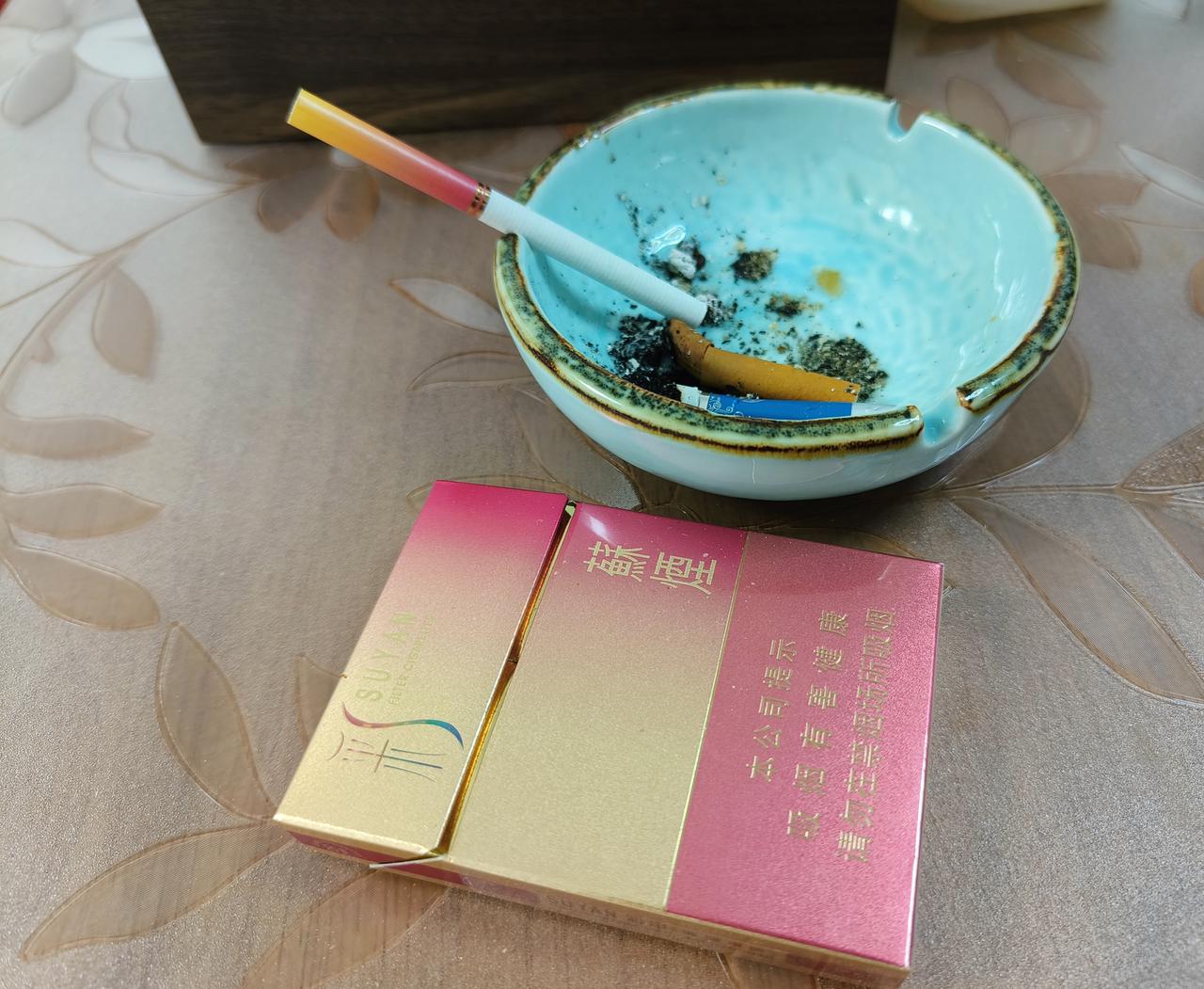 人情礼节中，给人敬烟递烟並非鼓动别人吸烟！现实生活中是一种礼貌一种修养！过度解读