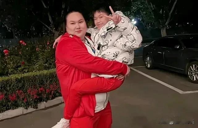 #李雯雯抱全红婵# 
奥运冠军抱奥运冠军，李雯雯是巴黎奥运会拿到金牌就下班还把自
