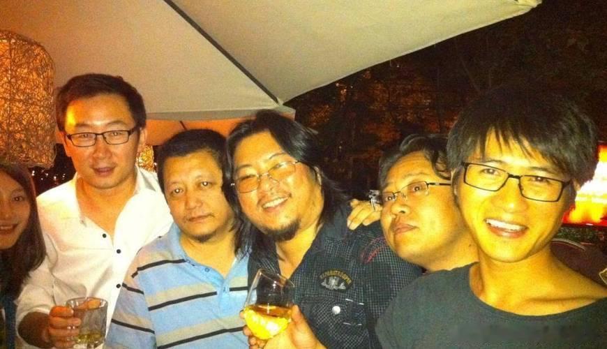 2010年8月，韩寒与陆川等人在北京聚会，两人握手言和。从左至右：陆川、王小山、