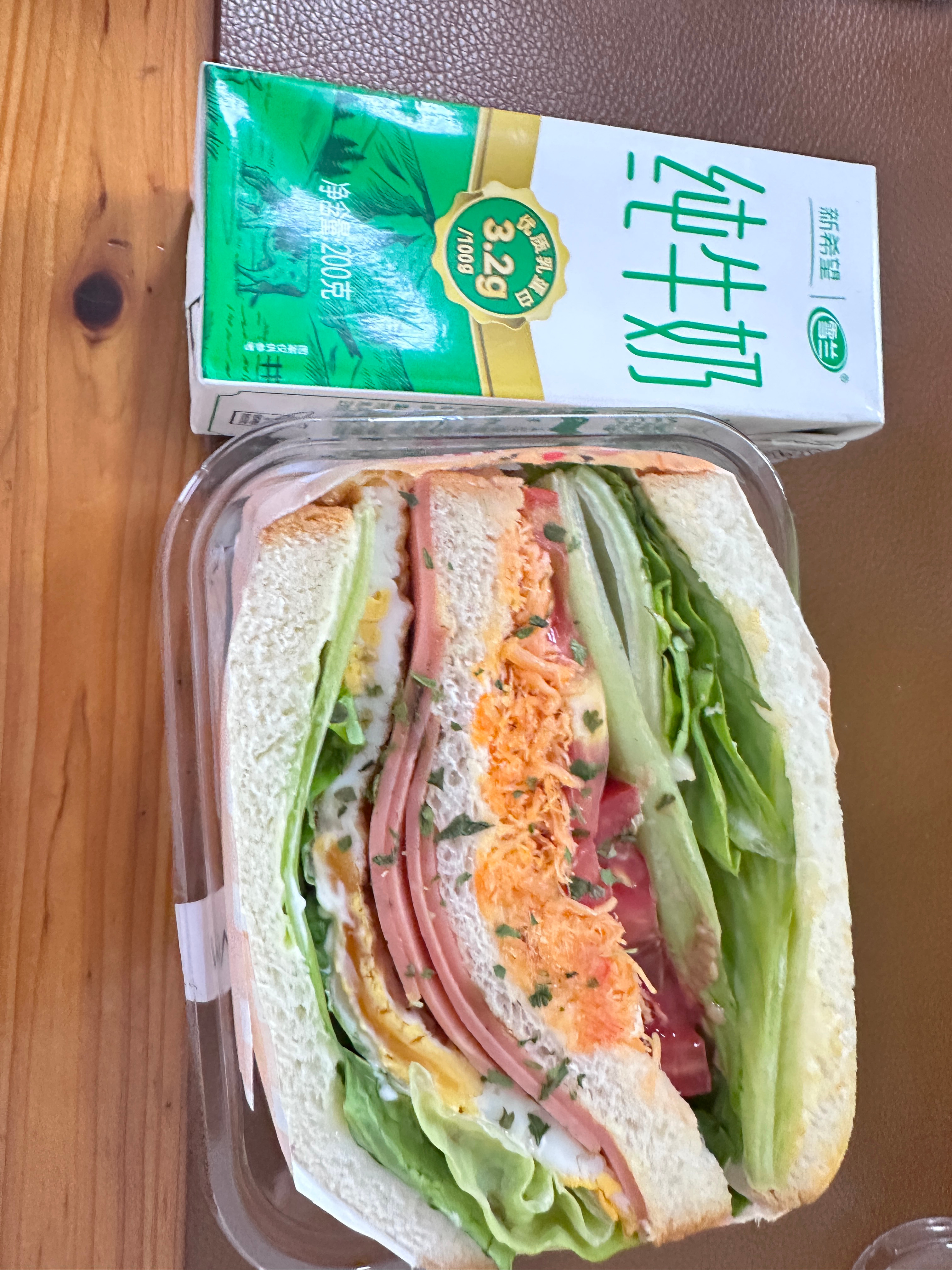 三明治➕牛奶，早餐完美解决 