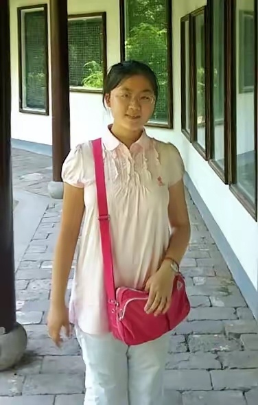 2013年，她勇夺辽宁省文科状元，随后被香港大学录取，并获得香港大学全额奖学金，