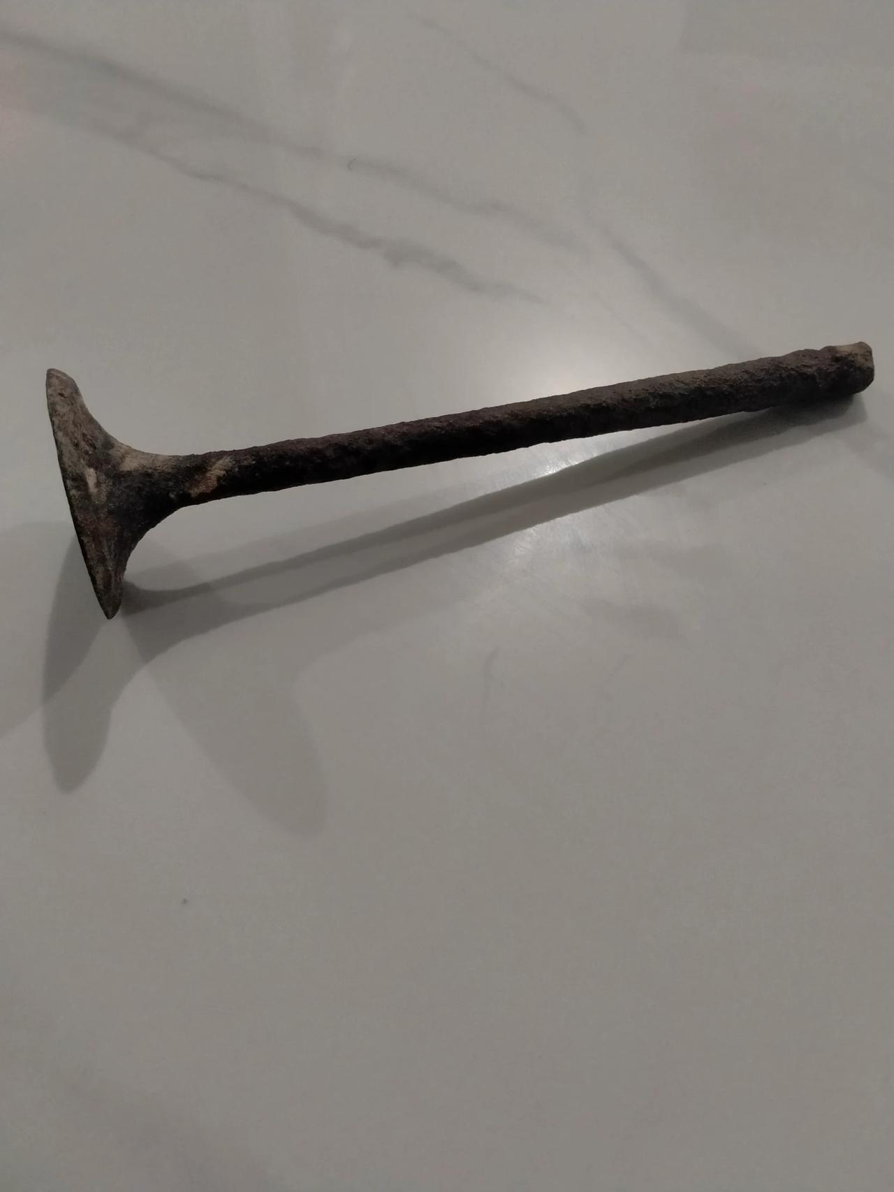 这叫气门，汽车拖拉机都在用，过去，潍坊养蟋蟀的，用它砸蟋蟀罐底，好用，我这个有点