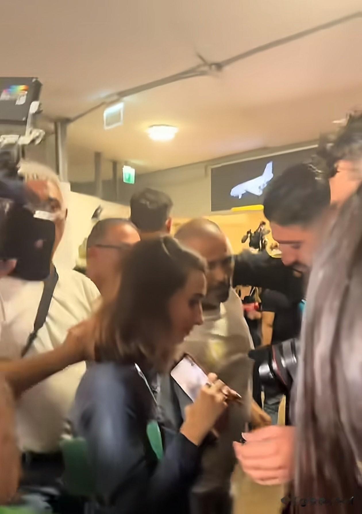 这位被以色列记者围得水泄不通、身上还带着血迹的人，就是亚尼夫·哈尤恩，一名普通的