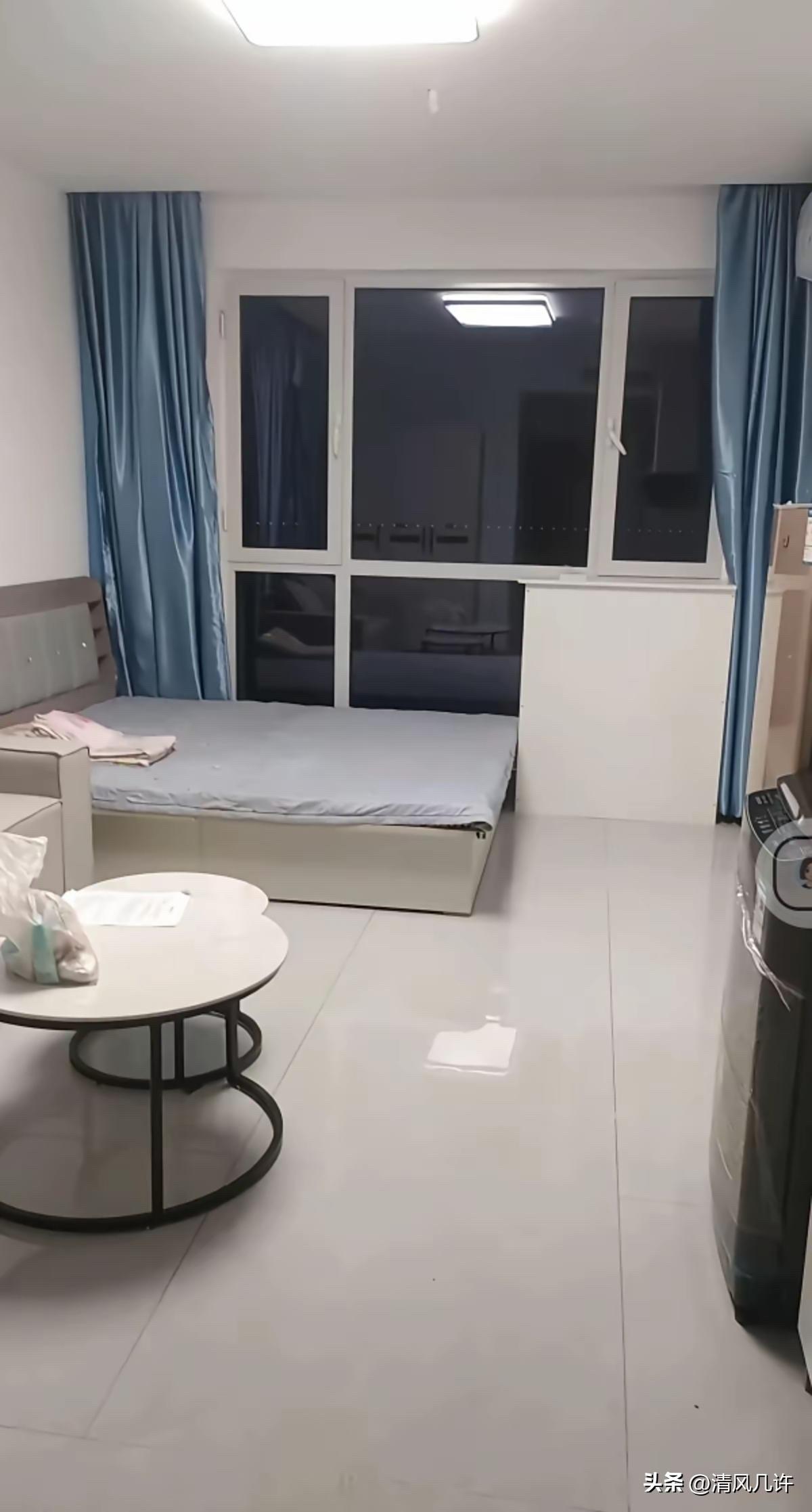 去年租出去的房子快到期了，接到租客电话，说有事走了，剩下东西都不要了，让我请人处