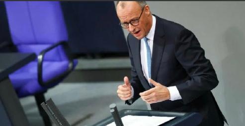 昨天国际舆论直接被德国总理默茨的操作炸翻了，在德国联邦议院的公开辩论上，他当着全