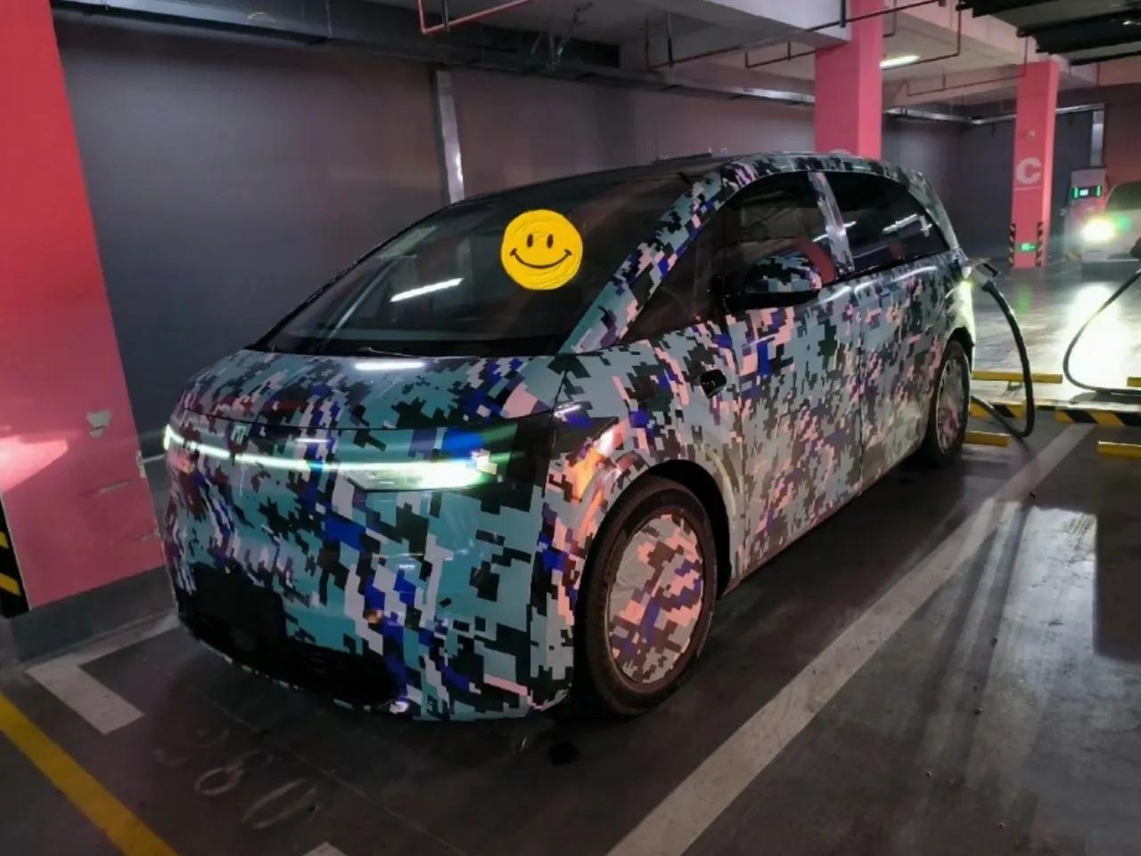 【对开门、无B柱、007前脸的MPV】
万能的网友投稿了一系列关于极氪CM2E的