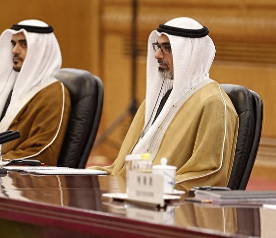 最近国际舞台上最热的戏码，不是好莱坞大片，而是中东土豪们的“资本动作片”。

在