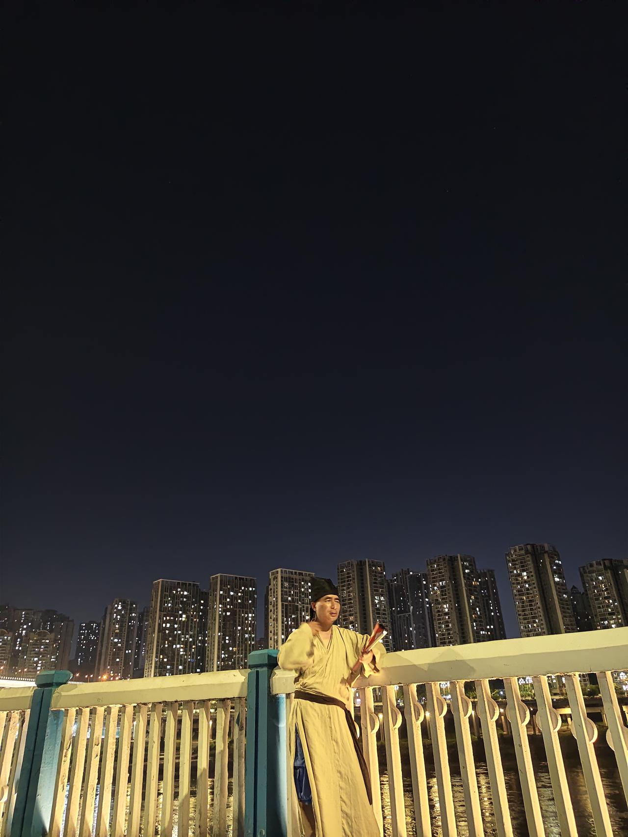 五律·嘉陵江晚望
〔当代〕邹謇

浩水向东流，凭栏眺远陬。
万家浮火树，千里漾华