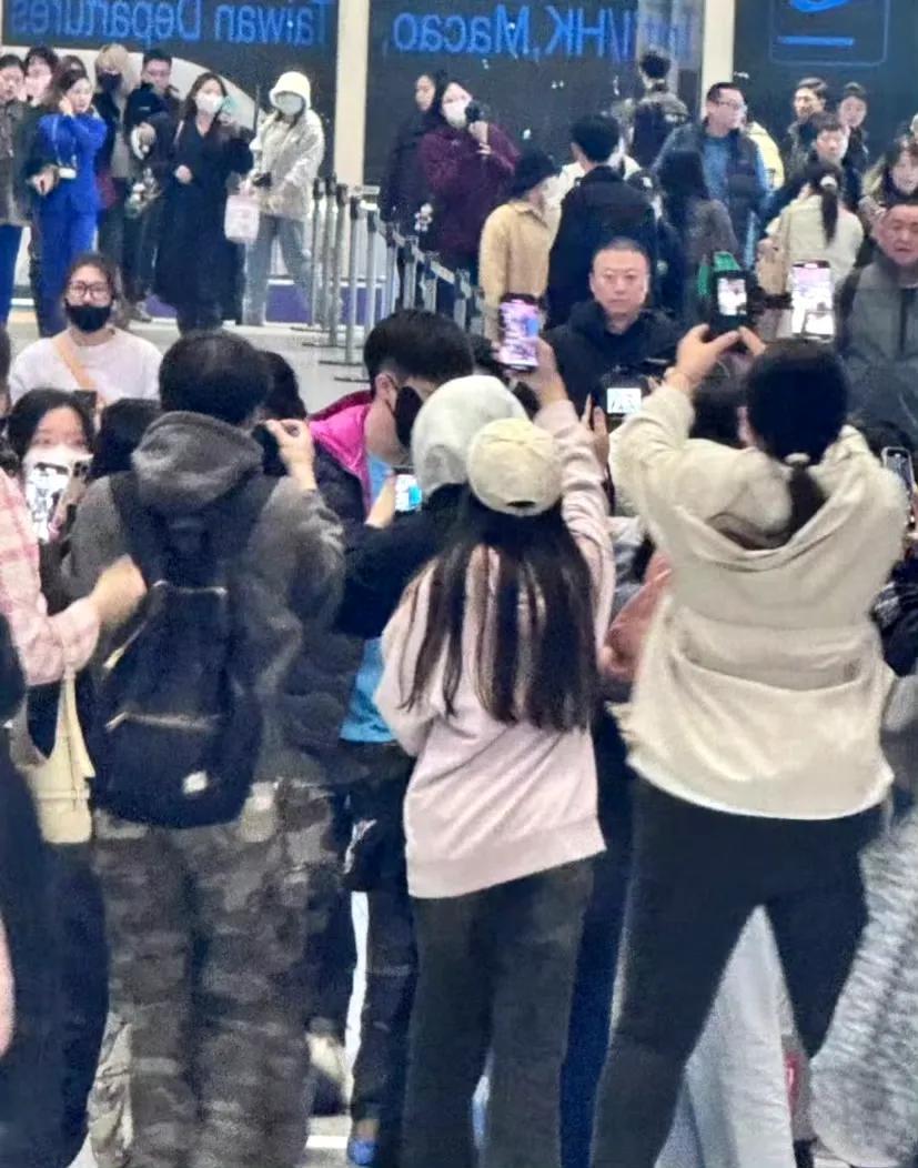 出发法兰克福的女队主教练马琳，
也被粉丝们围着拍了，
只是主教练看起来也不怎么高