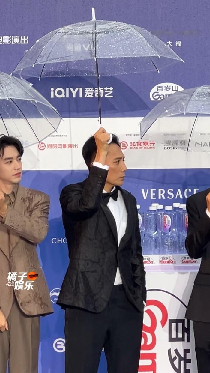 今儿看到刘烨亮相某活动现场的状态，真的令人担忧，感觉他眼里已经没有了光，而且反应