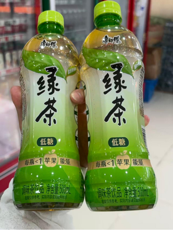 看王安宇喝绿茶那个清爽劲儿，我瞬间下单了一箱。结果到货第一天就扫出三瓶“再来一瓶