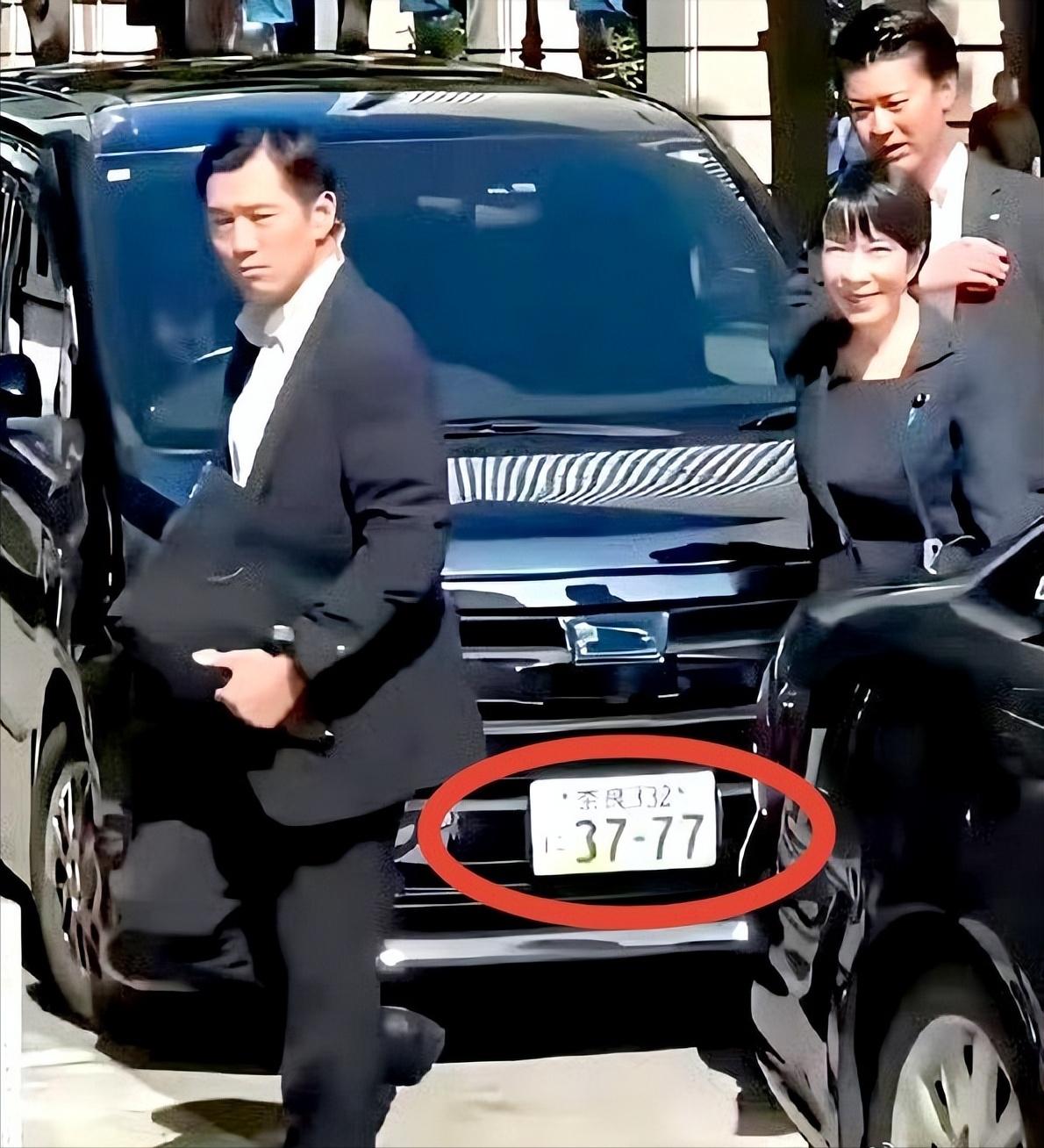 火气直接窜上脑门！！
这个车牌号实在刺眼。
每个中国人都知道这串数字的特殊含义！