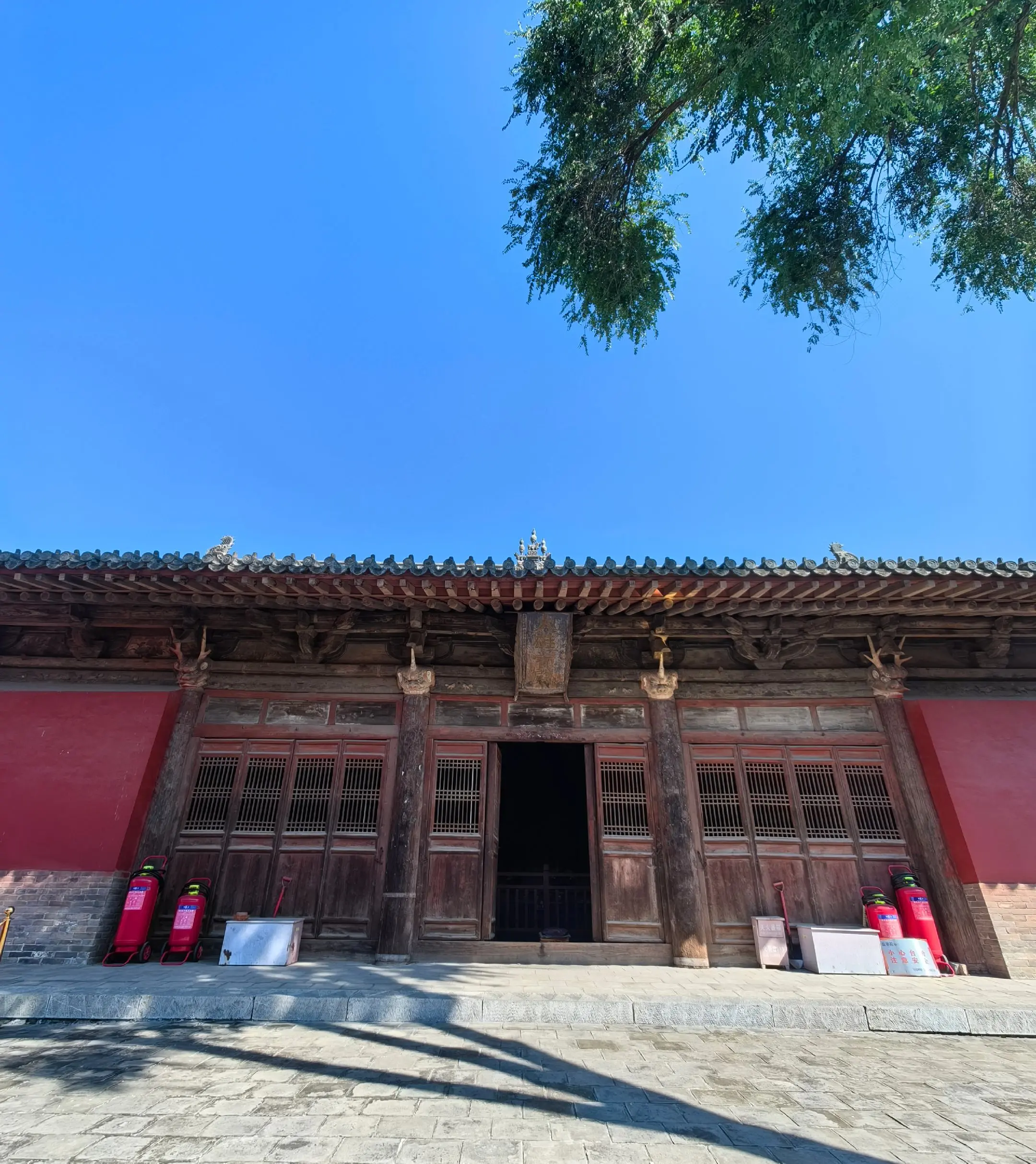你听过这首歌吗？何日再相见。前面是寺，后面是大片的山地，溪谷，牛羊。没...