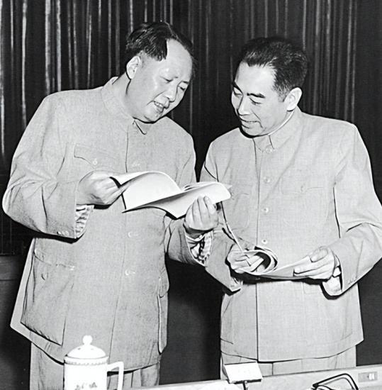 1961年，毛主席和周总理大吵了一架，两人谁也说服不谁。正当双方都下不了台时，主