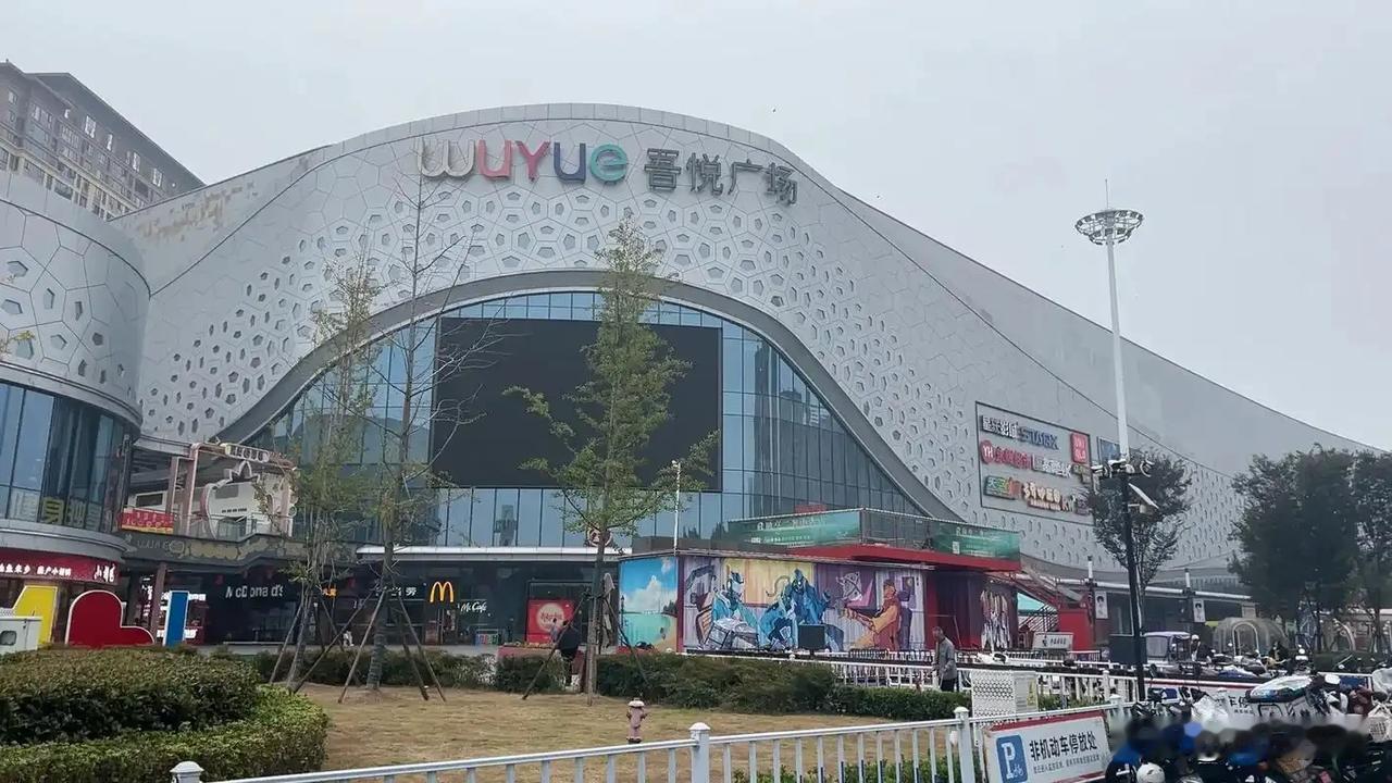 去荆州万达广场、吾悦广场逛街，总能遇上背双肩包、向路人推销小瓶清洁剂的年轻人。别