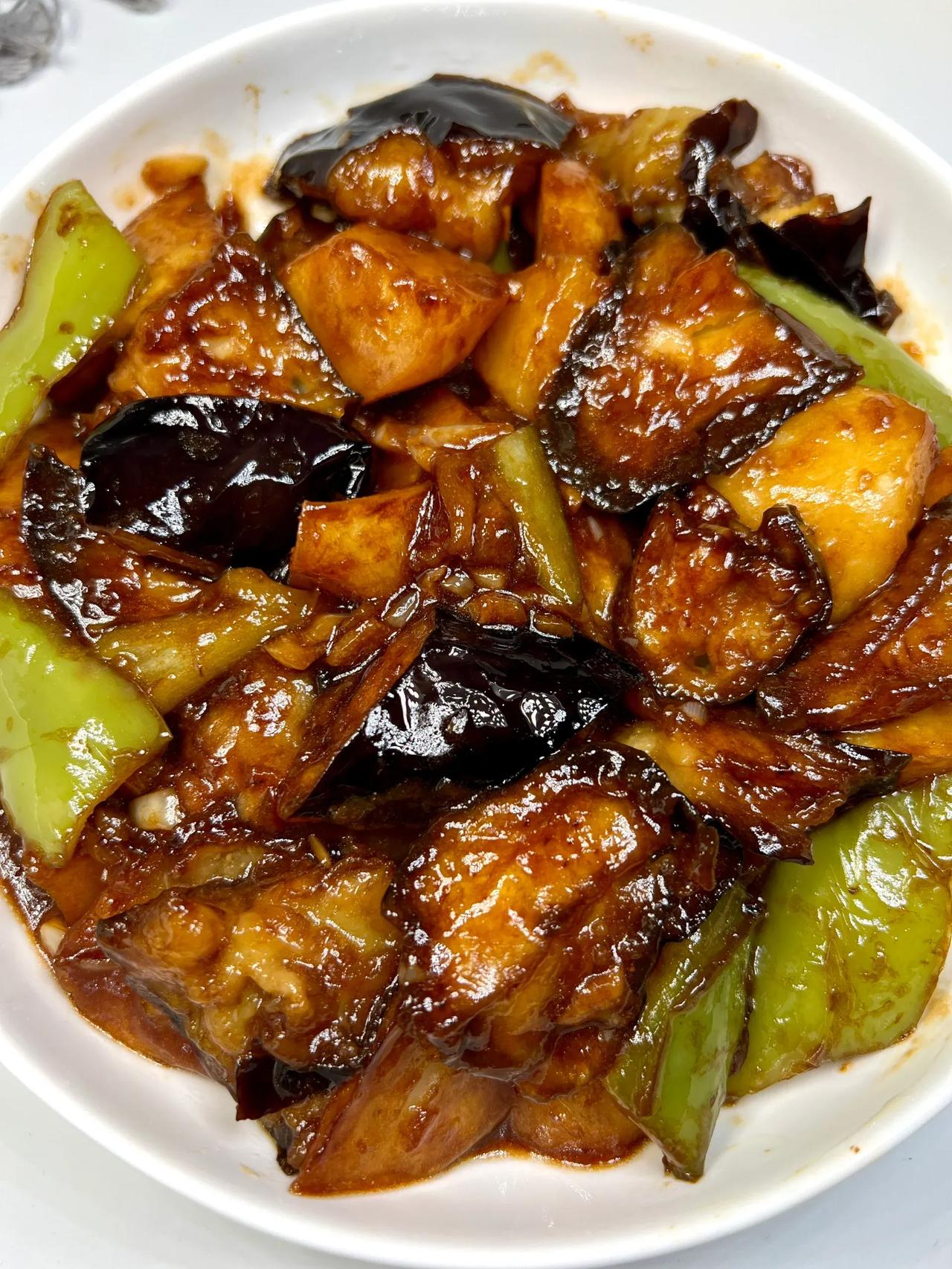 茄子竟然还能吃啊，才知道，真的是无敌下饭菜，你们一定要试试，连炫两碗饭，太太太好