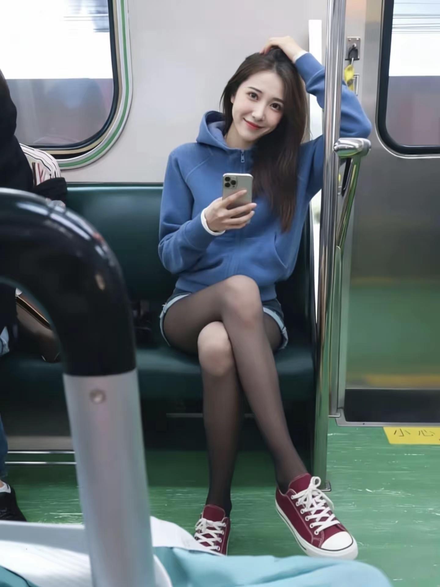 地铁上遇到这样的女孩，你会坐她旁边吗？ 