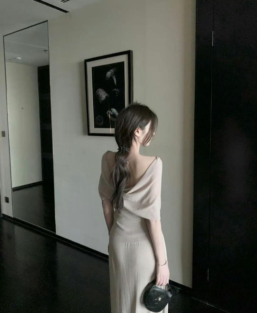 承诺不过是合法诈骗的开场白，我深知誓言的废纸性，我不相信真爱，更没有白头偕老，所