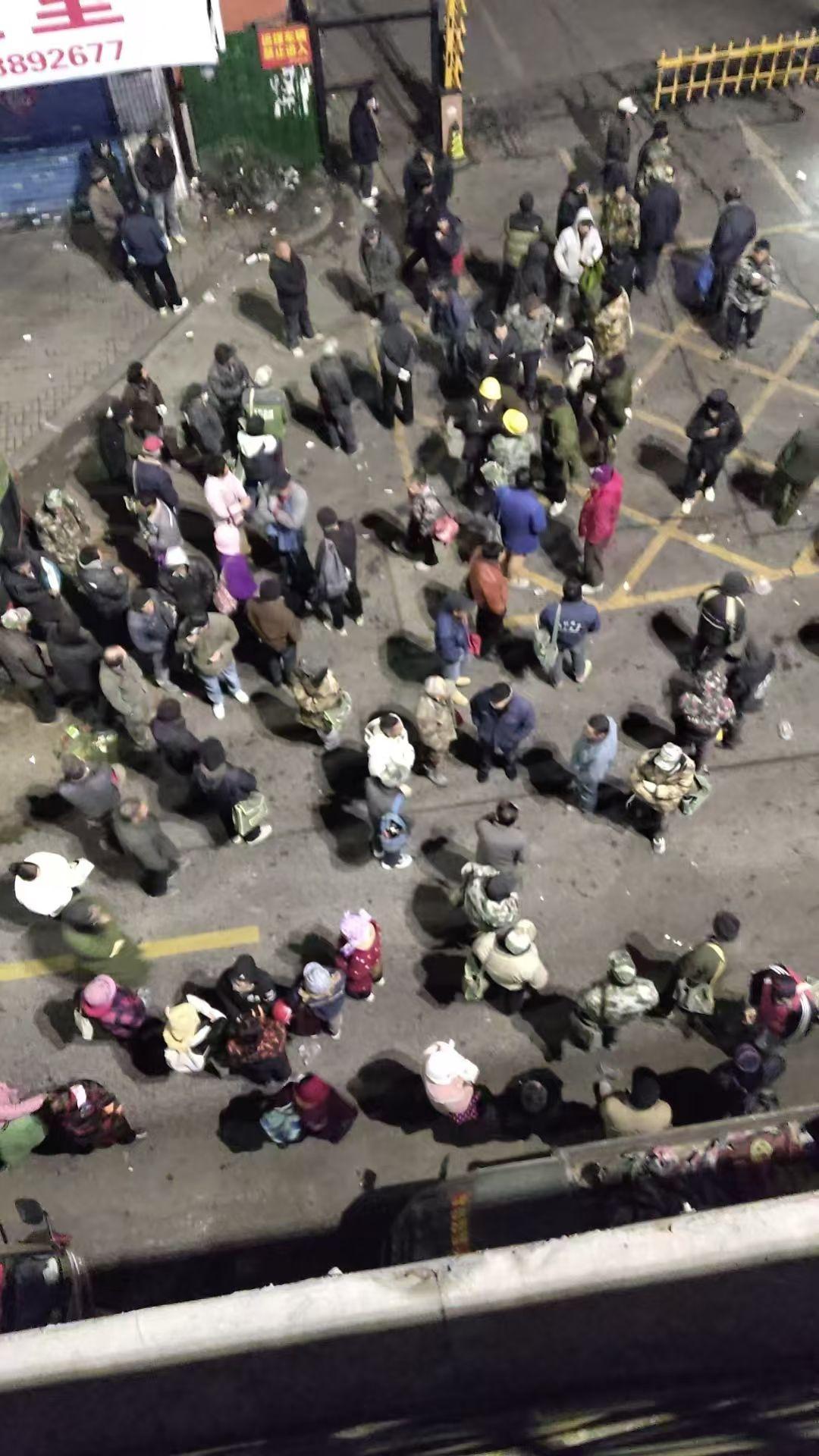 早上6点路过洛阳桥下的劳务市场，那场景真让人感触颇深。桥下密密麻麻站满了等找活儿