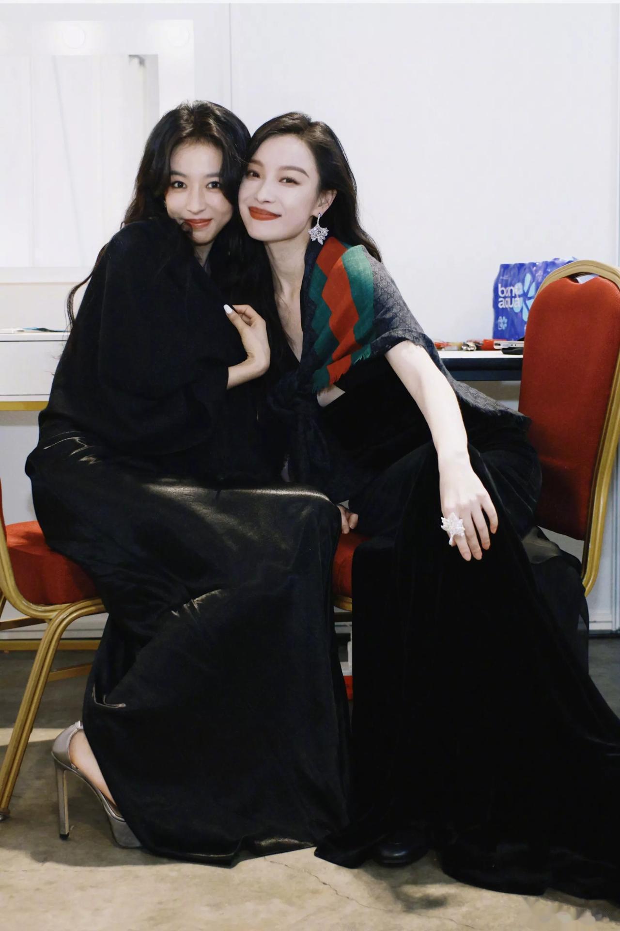 自从倪妮和冯绍峰分手后，倪妮经常在公开场合和其他女星拥抱合影，不知情的还以为是她