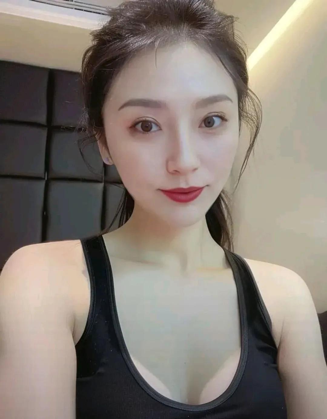 在繁忙的都市中，李峰与小雨的故事就像一首温暖的诗。李峰，一个在职场打拼的青年，生