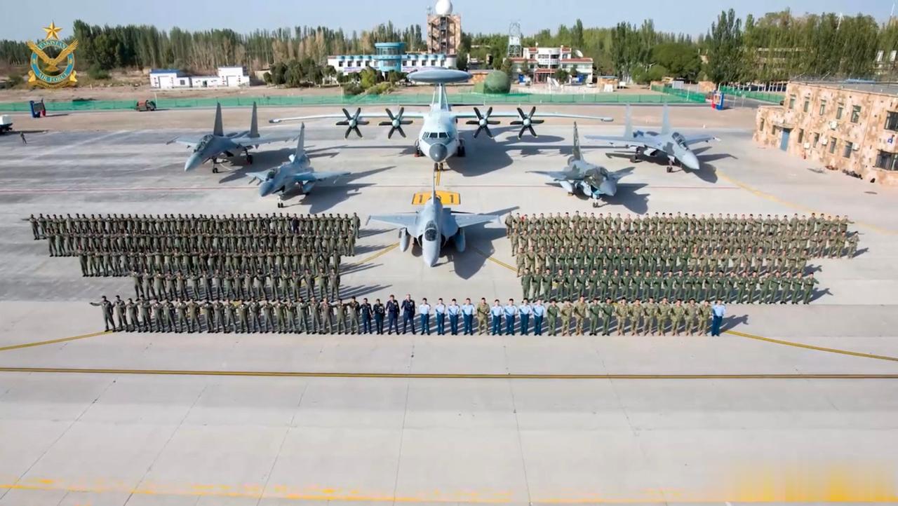 中巴“雄鹰-10”空军联合训练结束，没想到在宣传片参训战机合影摆拍时，竟然是“枭