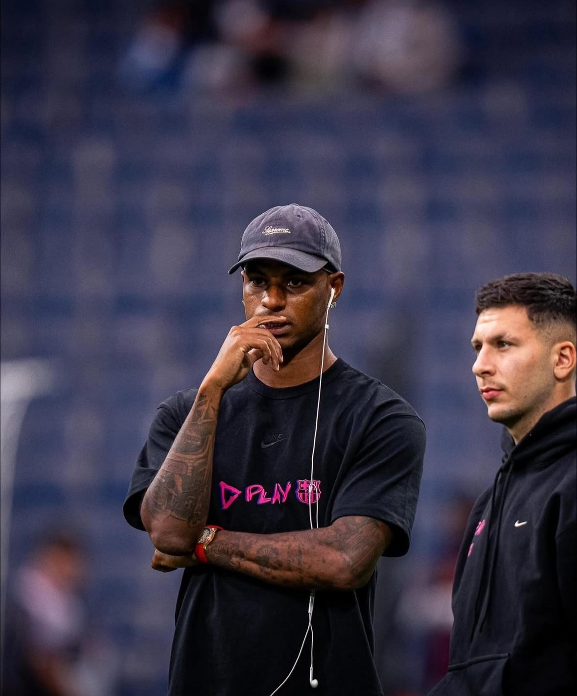 每体： 拉什福德的团队已经开始与巴塞罗那俱乐部管理层进行谈判，并表示愿意在以下基