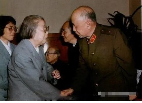 1964年一次宴会上，钱学森站在邓颖超面前恭敬的喊到：“邓老师，您好！”邓奶奶却