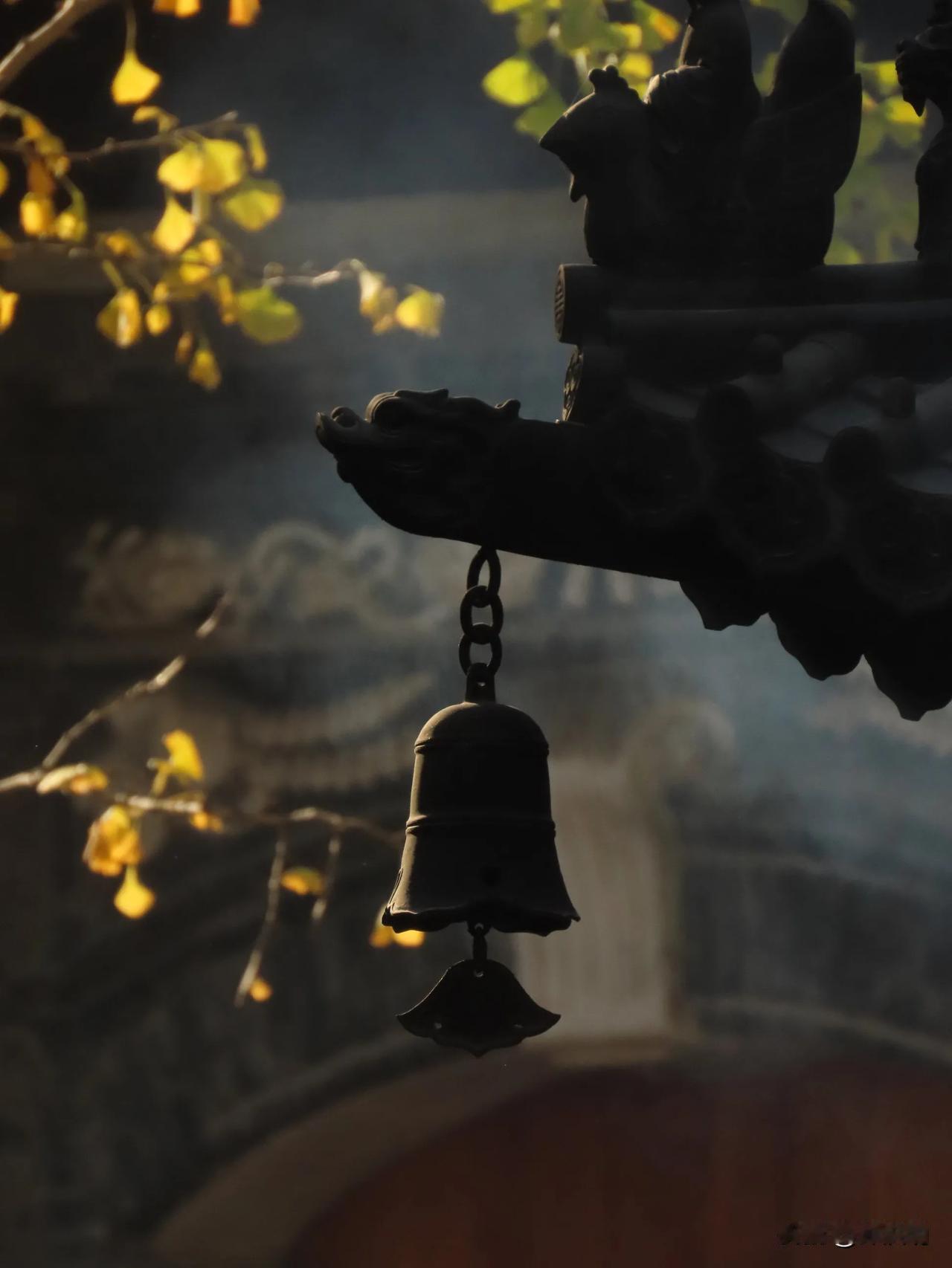 古寺钟声悠扬，秋叶轻舞飘落。
七塔寺