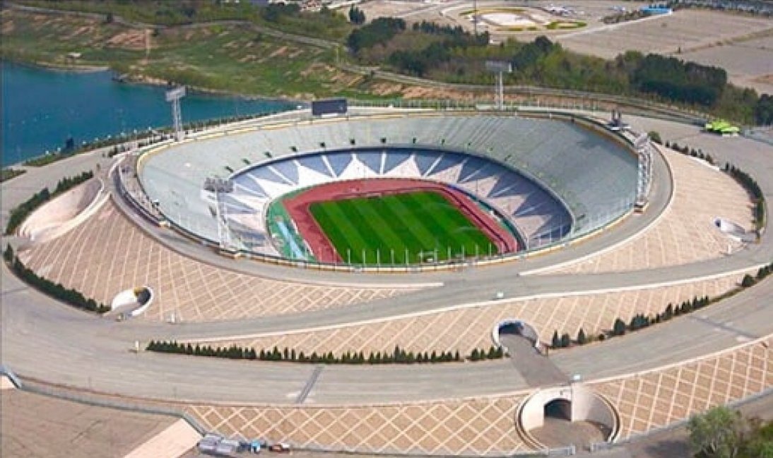 伊朗一足球场遭空袭炸毁今天，美国/以色列空袭轰炸了伊朗德黑兰可容纳12000人的