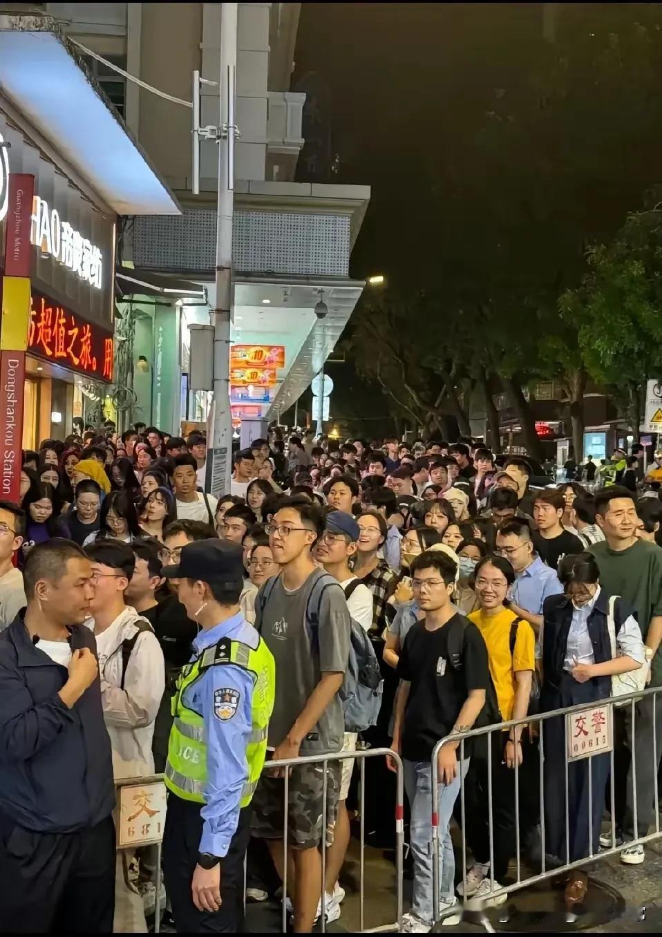 广州昨天是什么节日？这里怎么这多人？#这才是来广州的# #广州人的随性#