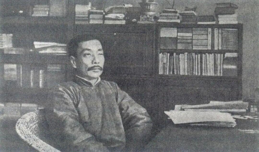 鲁迅1898年去南京，先进江南水师学堂，后转矿路学堂。1901年，二弟周作人也让