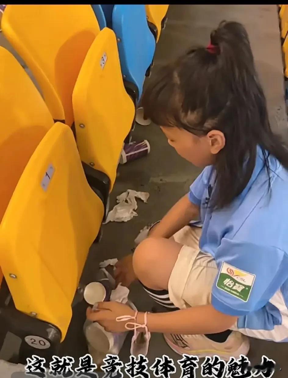 中超最美球迷!
如果评中超最美球迷，我愿意把票投给远征天津泰达大球场的这位大连小