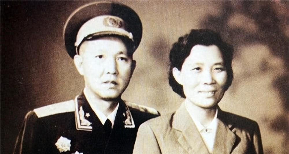 他突然被调离卫戍区，前往军区担任副司令，一时难以适应脑海思绪纷乱，这究竟是怎么回