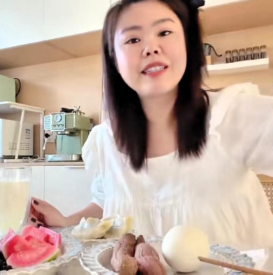 苦茶丹丹香，做病打点滴，国宾交药费！
苦茶穿新衣服出去潇洒，不料当天晚上就做病，