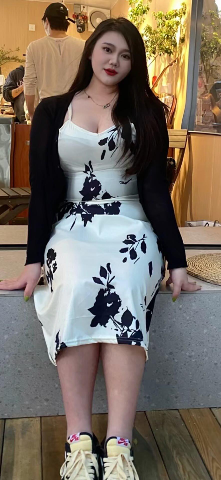 黑白印花连衣裙搭配黑色开衫，简约又不失优雅，搭配运动鞋，轻松自在！