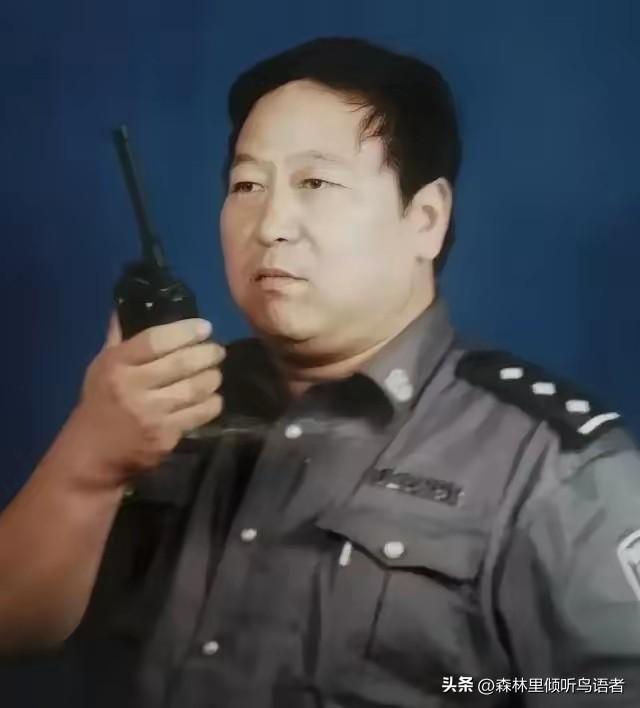 郑成月，原河北广平县公安局副局长。2022年，这位坚守正义半生的老警察永远离开了