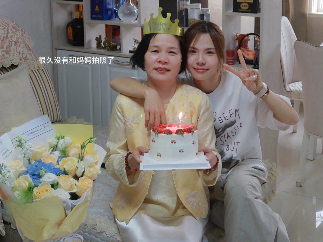妈妈带我时，手忙脚乱，爱里带着焦灼
可她带nn时，却温柔得像另一个人

后来我才