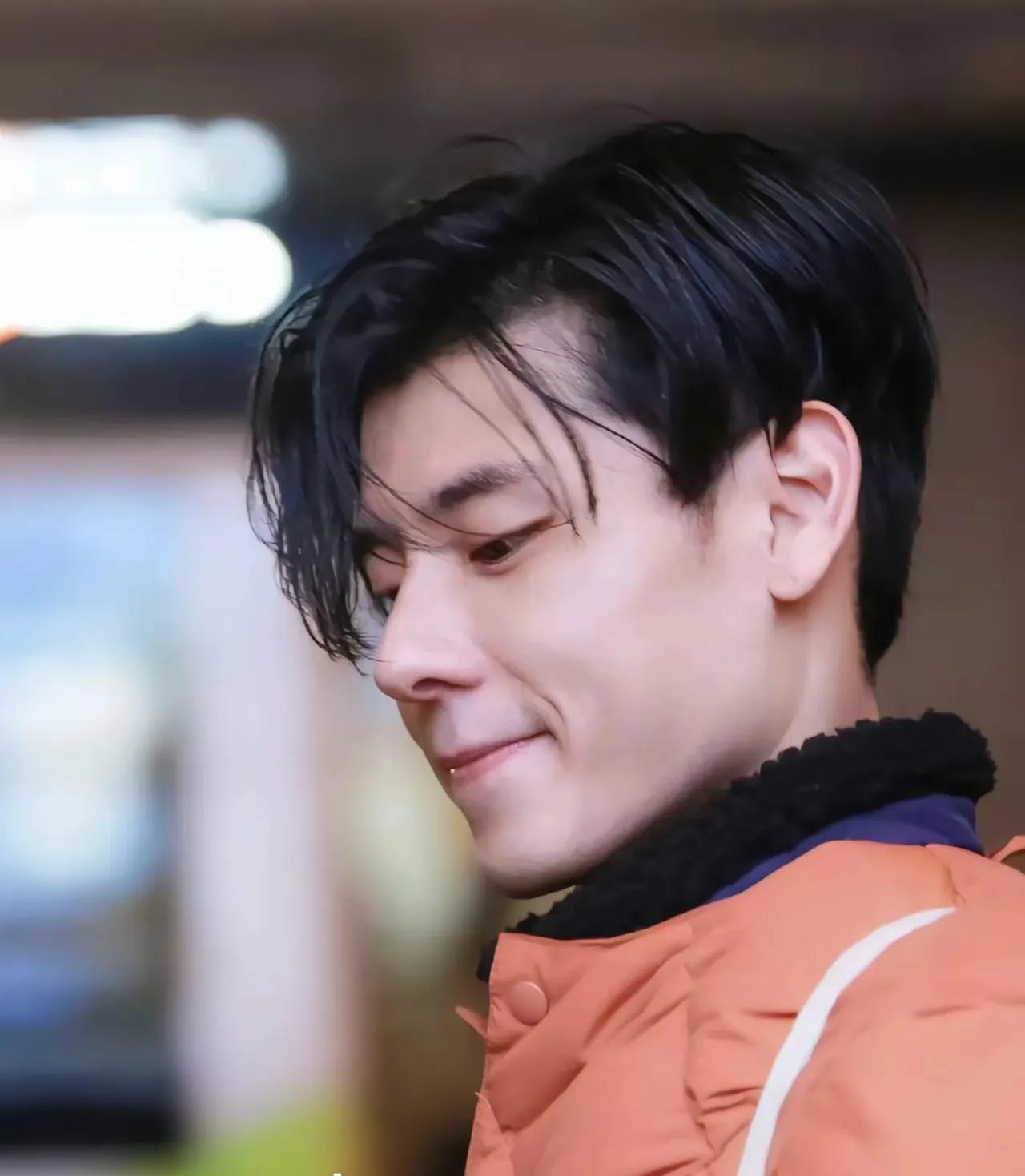 这小子是丑帅➕坏帅➕痞帅，有种韩国人长相的帅，果然 男人的性张力一半来自于鼻子，