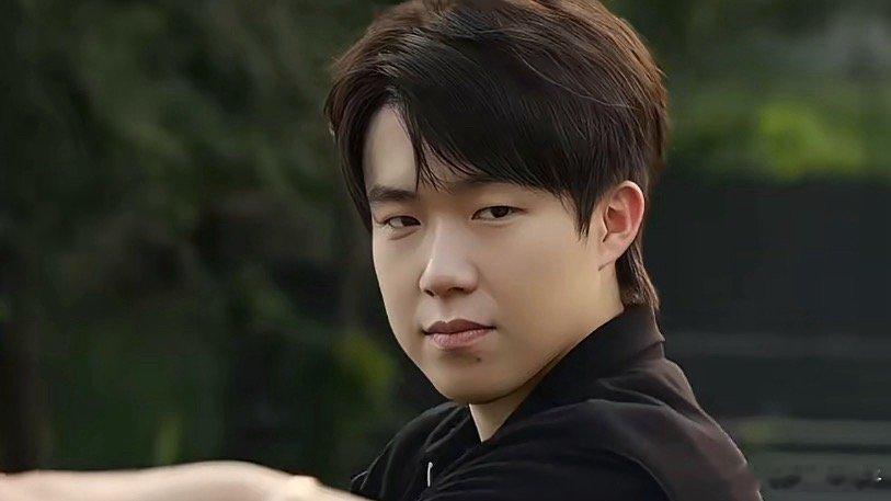 王楚钦和父母聚餐的仪式感对于运动员来说，和家人团聚真的是难得的一刻 