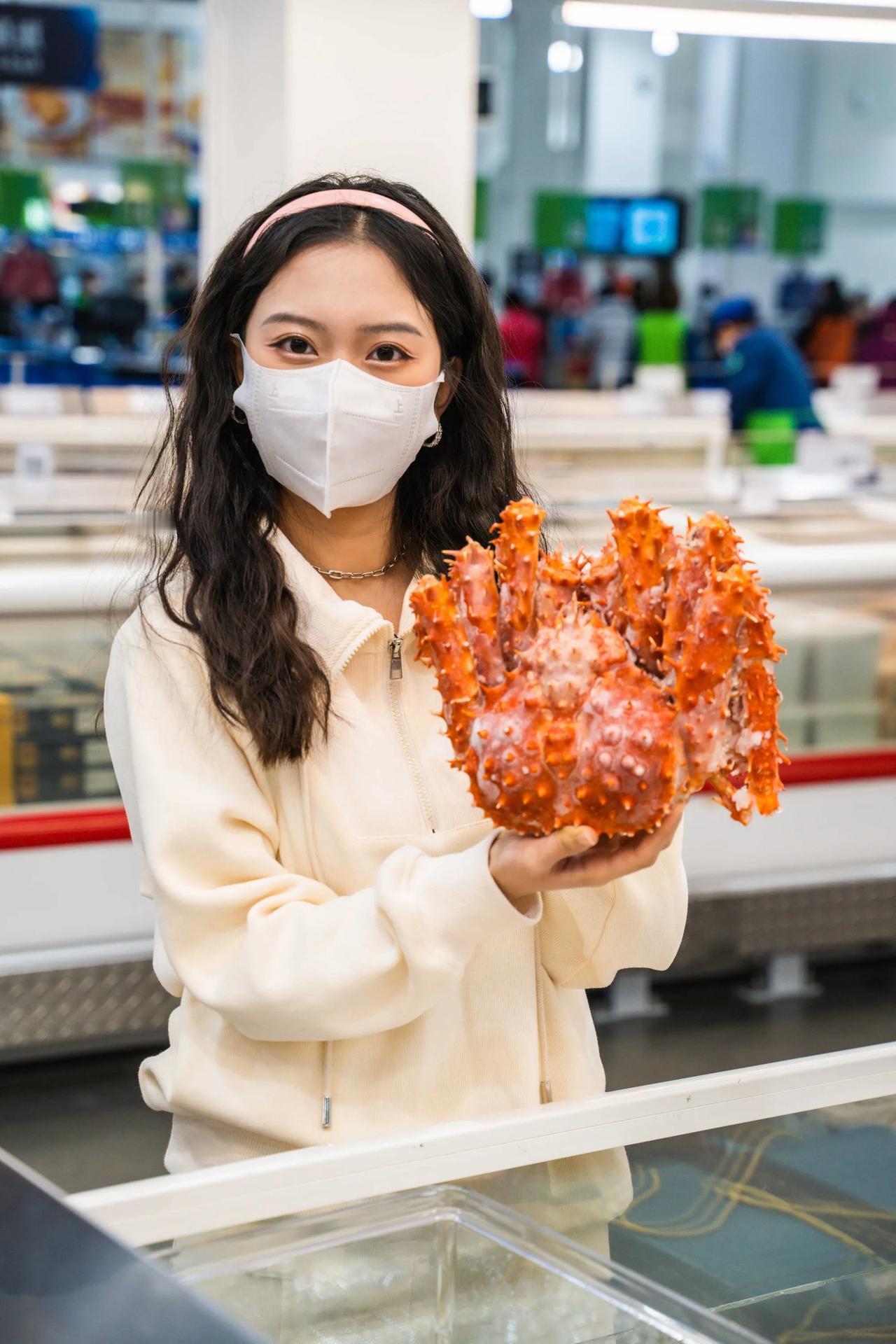 小姐姐带我去超市，见见世面！逛超市的姐姐 
过年买东西真的头疼，今天一起去溜达发