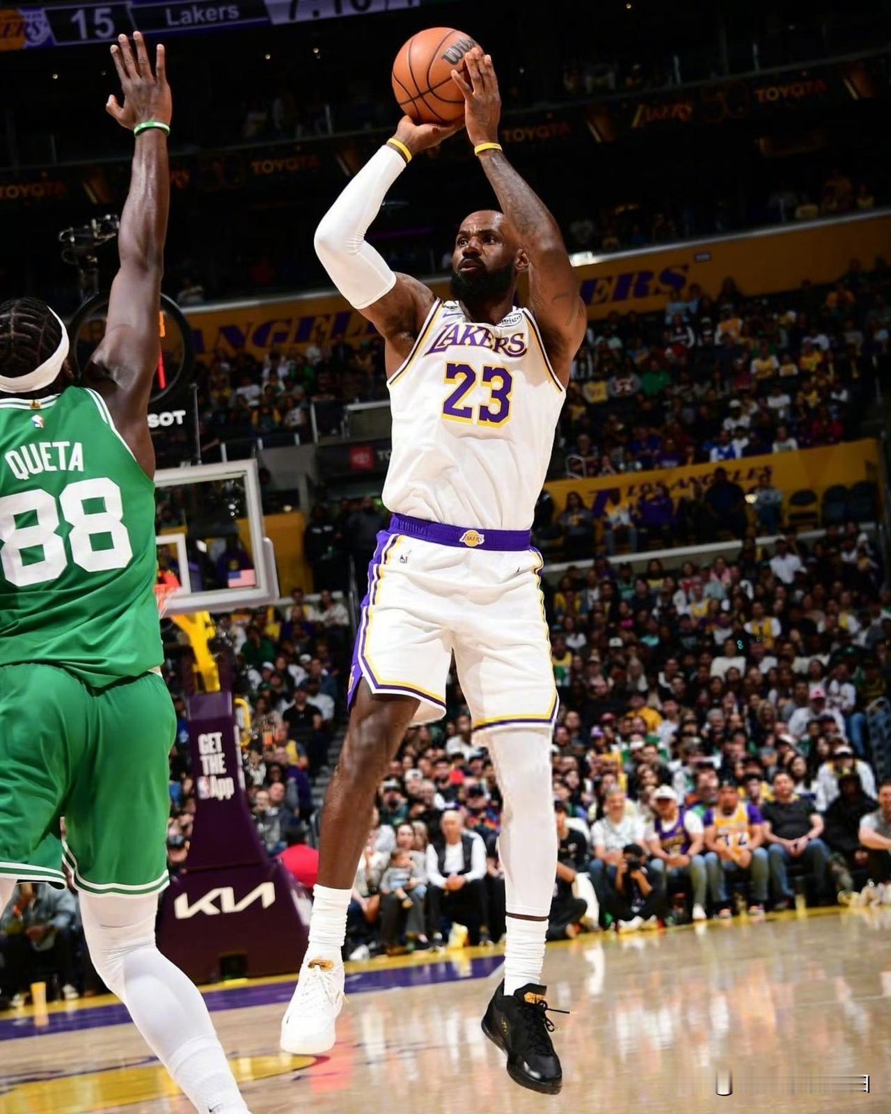 过去6场比赛，詹姆斯出场时间：
对阵76人——37分26秒，全队第1
对阵勇士—