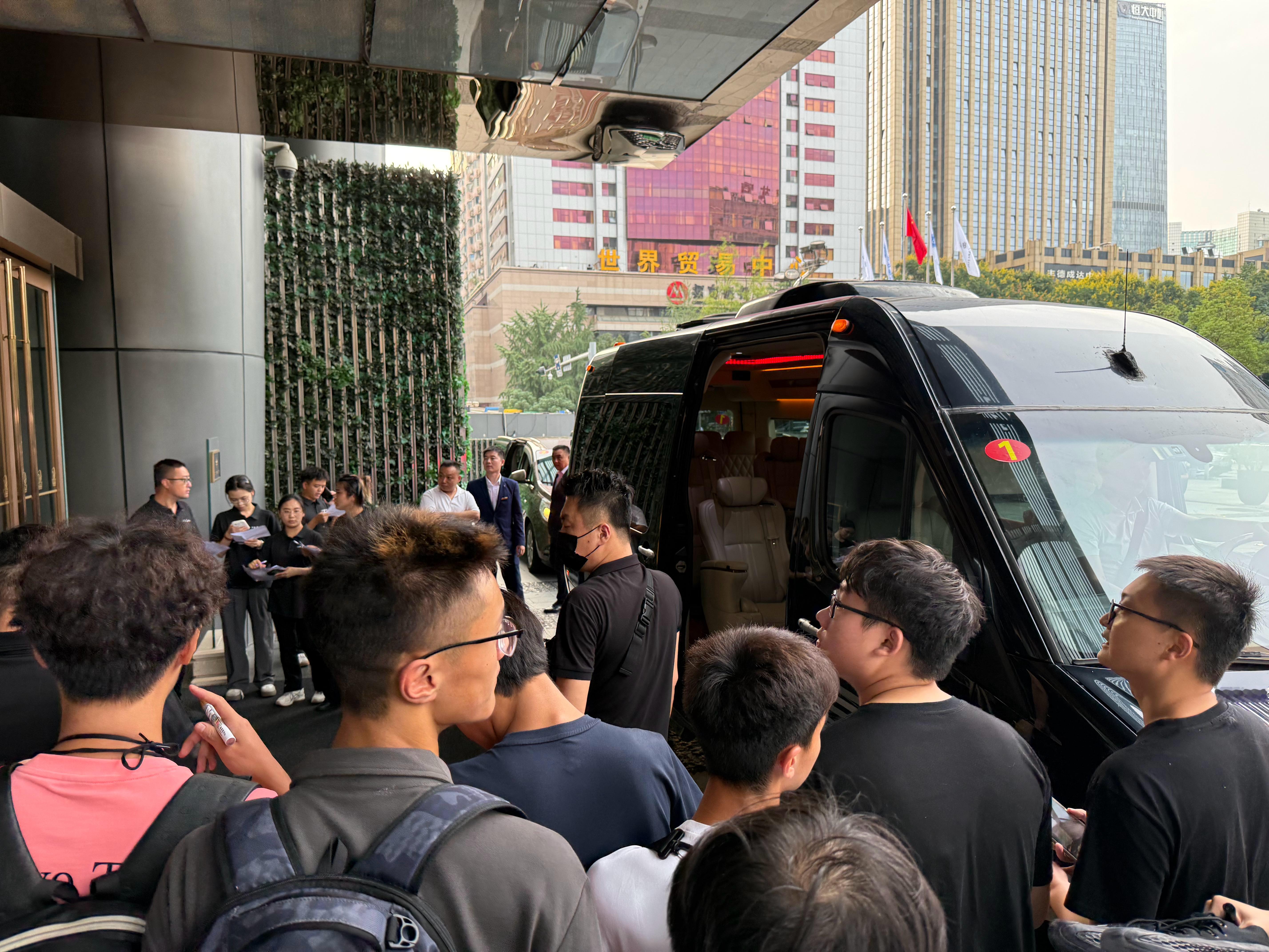 爱德华兹来到了成都今天出发去机场，看到楼下很多人围在一起原来是华子来了没遇到，可